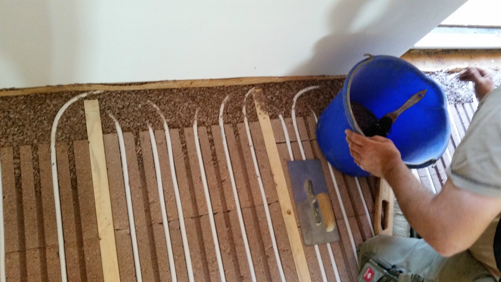 Füllen des Randstreifens mit Cemwood-Schüttung